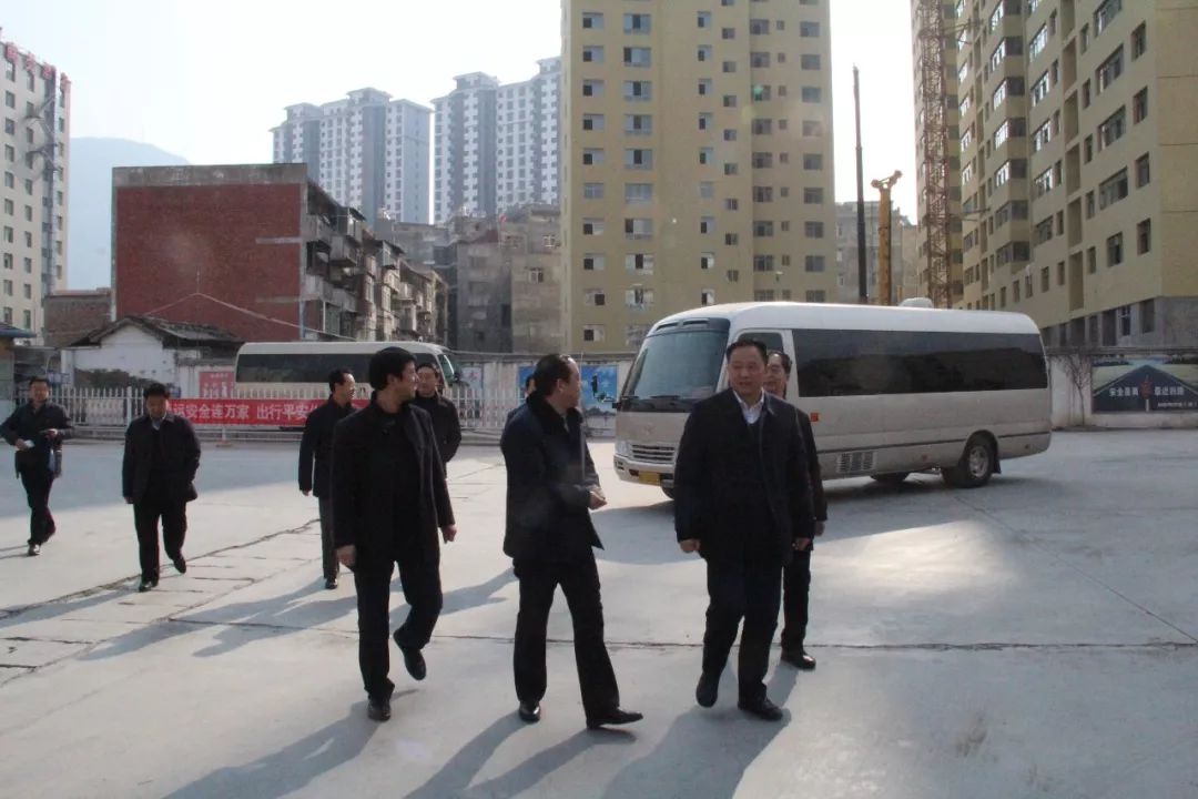 隴南市委常委、常務(wù)副市長張慶宏、副市長徐世林、市人大副主任陳榮等一行深入隴運集團公司武都汽車站開展春節(jié)前走訪慰問活動