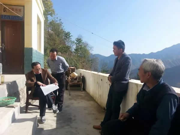 隴運集團公司董事長、黨委書記李寅祥率相關(guān)人員專程前往精準扶貧點進行深入調(diào)研