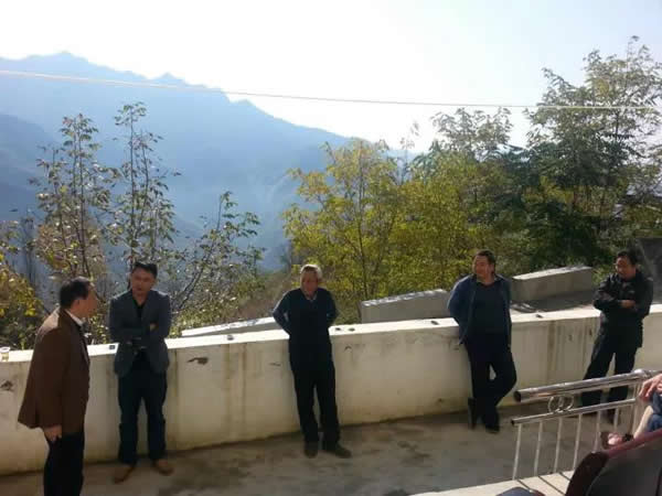 隴運集團公司董事長、黨委書記李寅祥率相關(guān)人員專程前往精準扶貧點進行深入調(diào)研