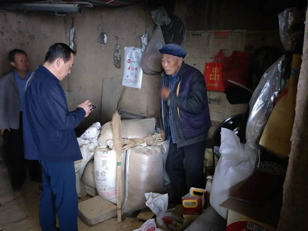 隴運(yùn)集團(tuán)公司黨委書記、董事長李寅祥同志深入琵琶鎮(zhèn)寧強(qiáng)村開展幫扶工作