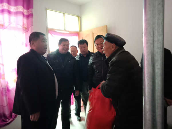 隴運(yùn)集團(tuán)公司開展“解難題、辦實(shí)事、送溫暖”主題黨日活動