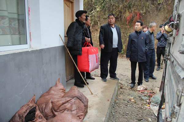 隴運(yùn)集團(tuán)公司開展“解難題、辦實(shí)事、送溫暖”主題黨日活動