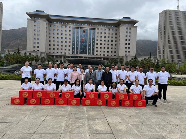 中國夢·勞動美--凝心聚魂跟黨走 團(tuán)結(jié)奮斗新征程 隴運(yùn)集團(tuán)公司參加隴南市慶“五一”市直單位職工拔河比賽