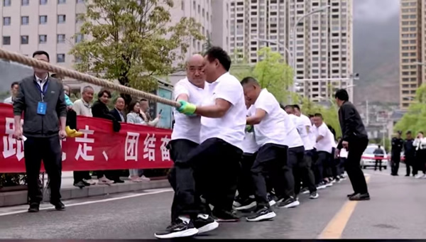 中國夢·勞動美--凝心聚魂跟黨走 團(tuán)結(jié)奮斗新征程 隴運(yùn)集團(tuán)公司參加隴南市慶“五一”市直單位職工拔河比賽