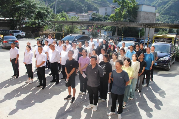 市總工會(huì)深入隴運(yùn)集團(tuán)公司開展“送清涼暨防汛救災(zāi)”慰問(wèn)活動(dòng)